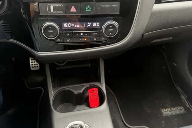 Mitsubishi Outlander (2013) thumbnail 3