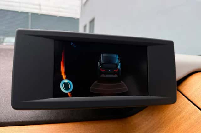 BMW i3 (2015) thumbnail 2