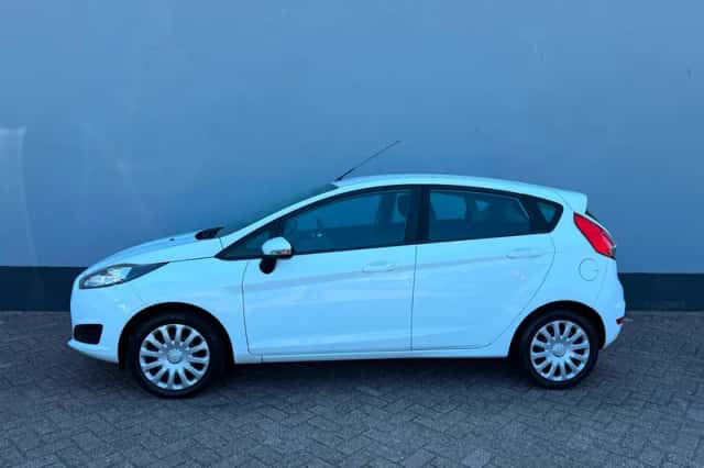Ford Fiesta (2014) thumbnail 2