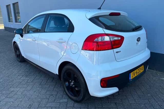 Kia Rio (2016) thumbnail 3