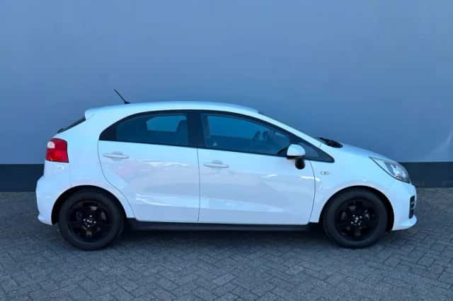 Kia Rio (2016) thumbnail 5