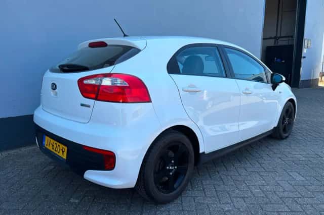 Kia Rio (2016) thumbnail 6