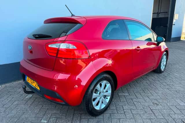 Kia Rio (2014) thumbnail 3