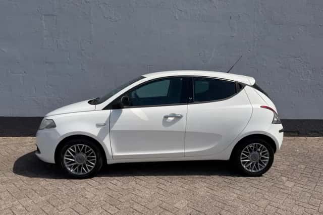 Lancia Ypsilon (2011) thumbnail 2