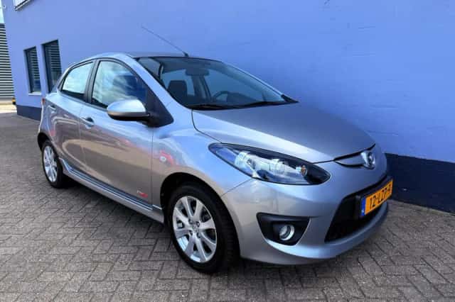 Mazda 2 (2010) thumbnail 2
