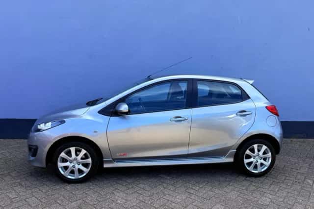 Mazda 2 (2010) thumbnail 4