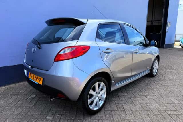 Mazda 2 (2010) thumbnail 5