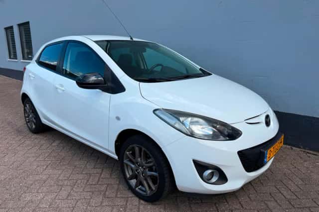 Mazda 2 (2014) thumbnail 3