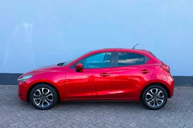 Mazda 2 (2015) thumbnail 2