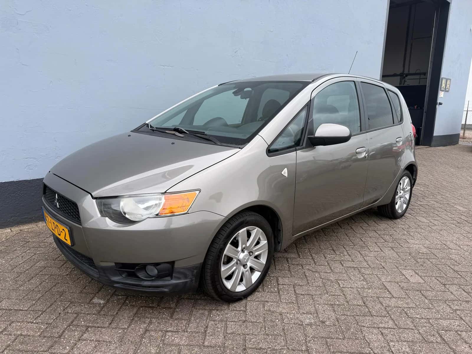 Mitsubishi Colt (2010) — foto 1