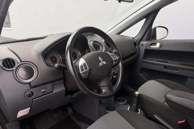 Mitsubishi Colt (2010) thumbnail 9