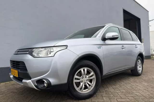 Mitsubishi Outlander (2015) thumbnail 1