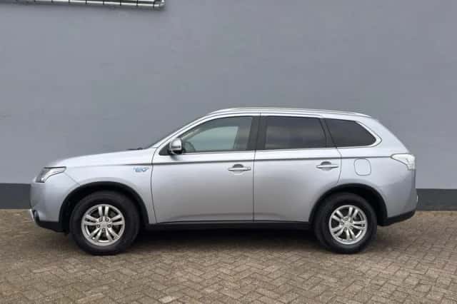 Mitsubishi Outlander (2015) thumbnail 2
