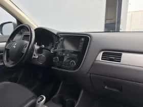 Mitsubishi Outlander (2015) thumbnail 11