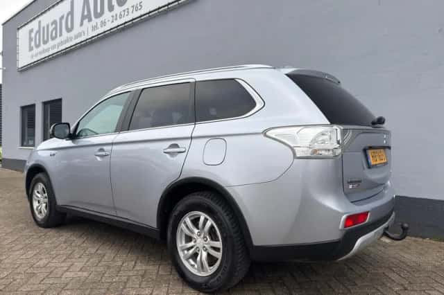 Mitsubishi Outlander (2015) thumbnail 3