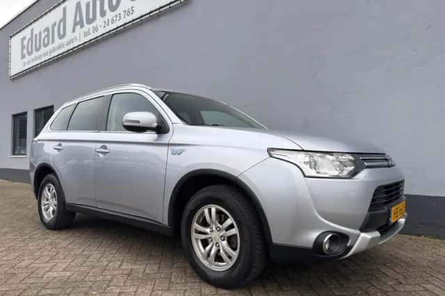 Mitsubishi Outlander (2015) thumbnail 4