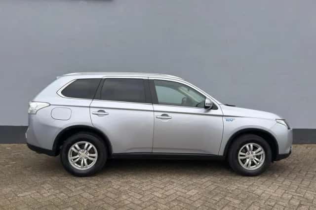 Mitsubishi Outlander (2015) thumbnail 5