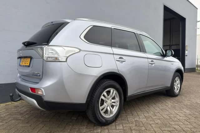 Mitsubishi Outlander (2015) thumbnail 6
