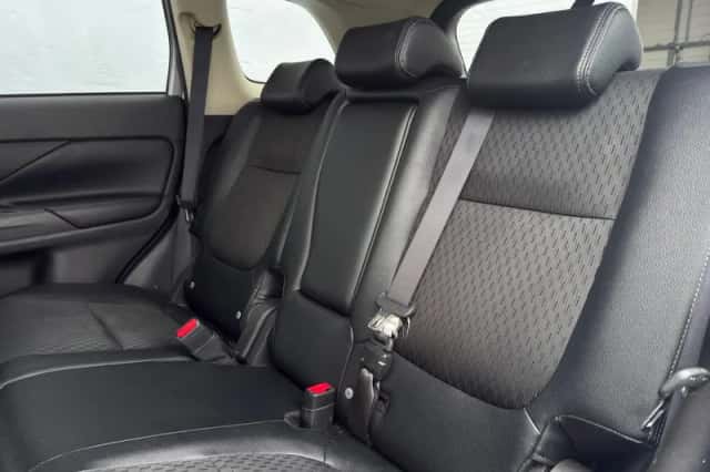 Mitsubishi Outlander (2015) thumbnail 8