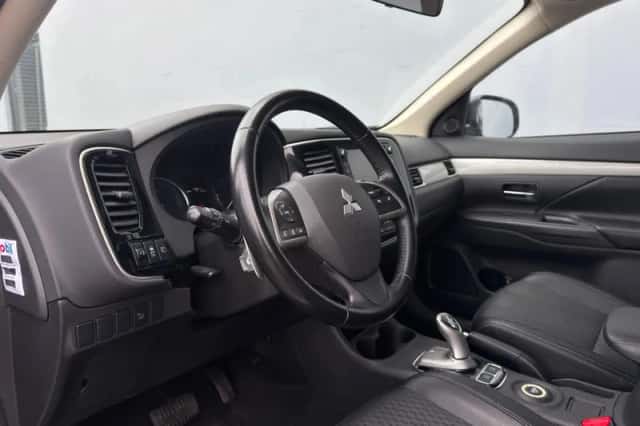 Mitsubishi Outlander (2015) thumbnail 9