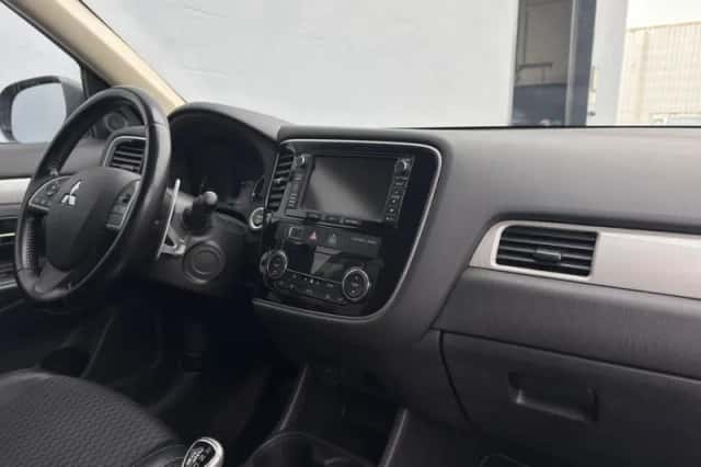 Mitsubishi Outlander (2015) thumbnail 10