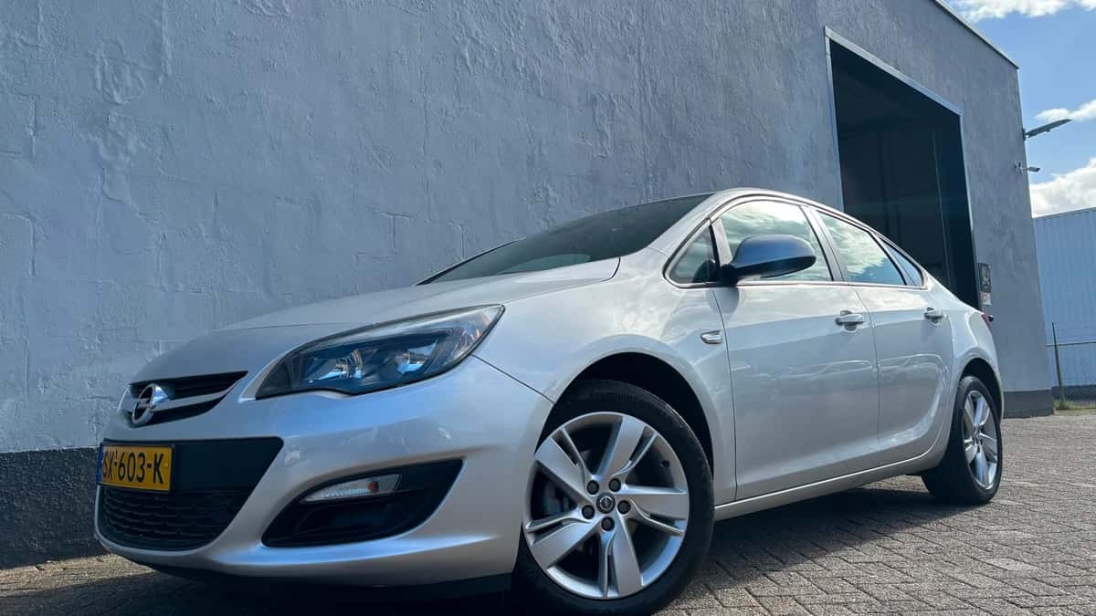 Opel Astra (2013) — foto 1