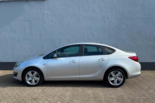 Opel Astra (2013) thumbnail 2