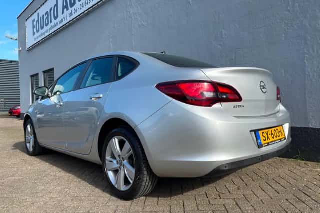 Opel Astra (2013) thumbnail 3