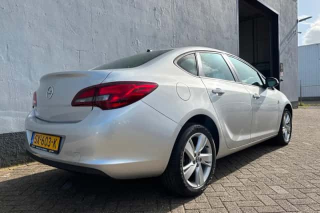 Opel Astra (2013) thumbnail 6