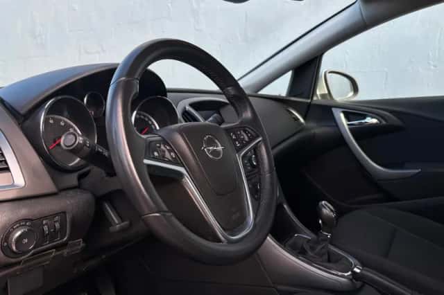 Opel Astra (2013) thumbnail 9
