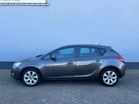 Opel Astra (2011) thumbnail 2