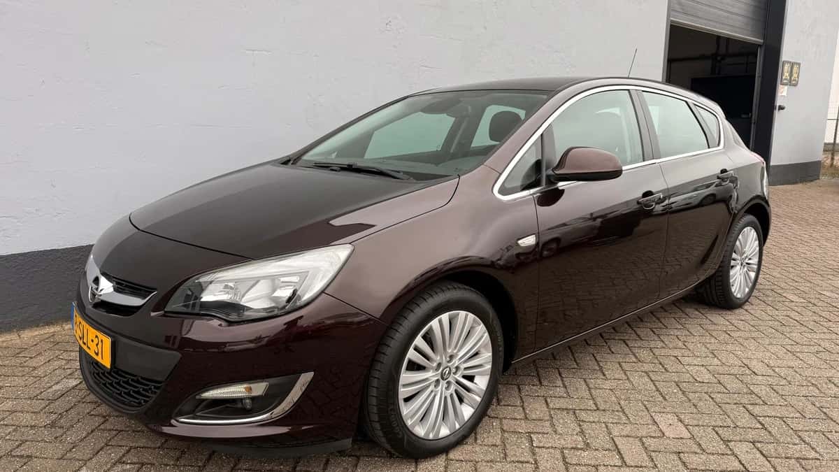 Opel Astra (2013) — foto 1