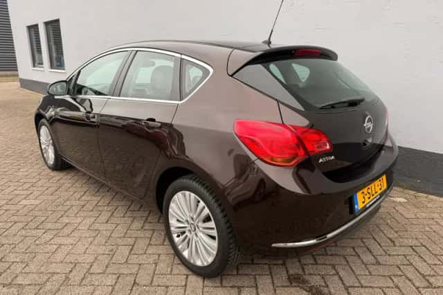 Opel Astra (2013) thumbnail 3