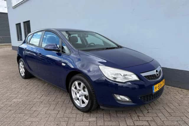 Opel Astra (2010) thumbnail 4