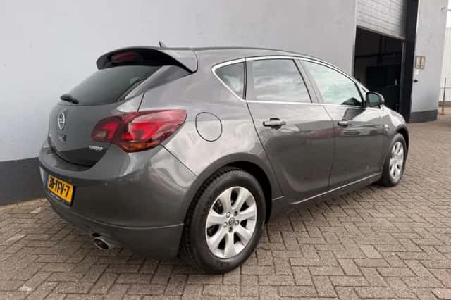 Opel Astra (2012) thumbnail 6