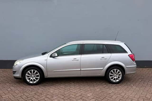 Opel Astra (2008) thumbnail 2