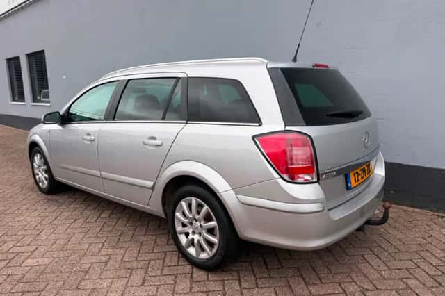 Opel Astra (2008) thumbnail 3