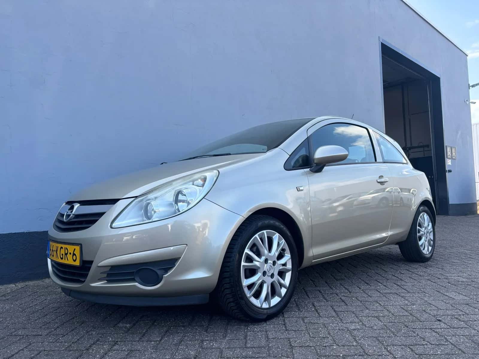 Opel Corsa (2009) — foto 1
