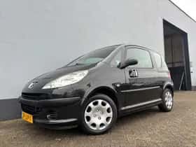 Peugeot 1007 (2009) thumbnail 1