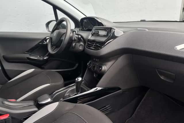 Peugeot 2008 (2015) thumbnail 10