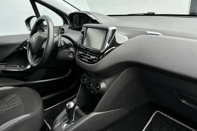 Peugeot 208 (2013) thumbnail 10