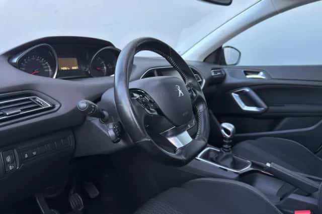 Peugeot 308 (2016) thumbnail 9