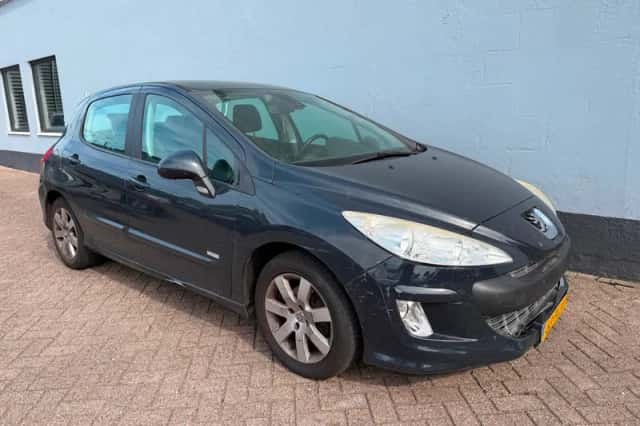 Peugeot 308 (2011) thumbnail 4
