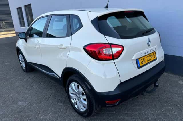 Renault Captur (2015) thumbnail 3