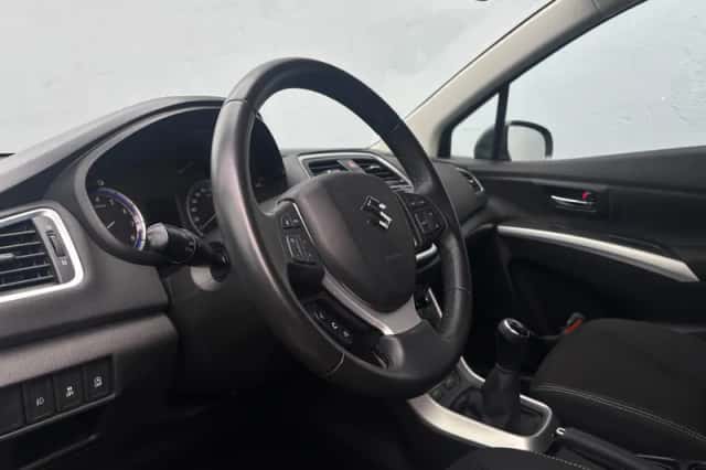 Suzuki S-Cross (2018) thumbnail 9