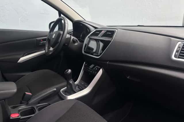Suzuki S-Cross (2018) thumbnail 10