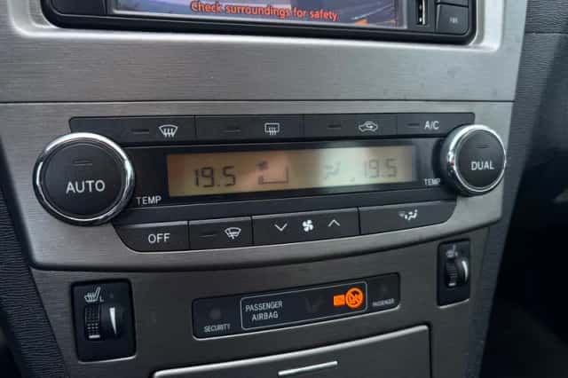 Toyota Avensis (2011) thumbnail 4