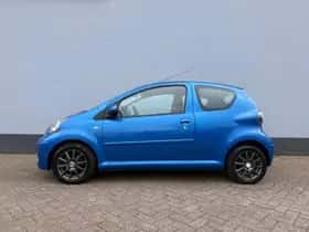 Toyota Aygo (2009) thumbnail 2