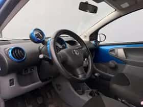 Toyota Aygo (2009) thumbnail 9