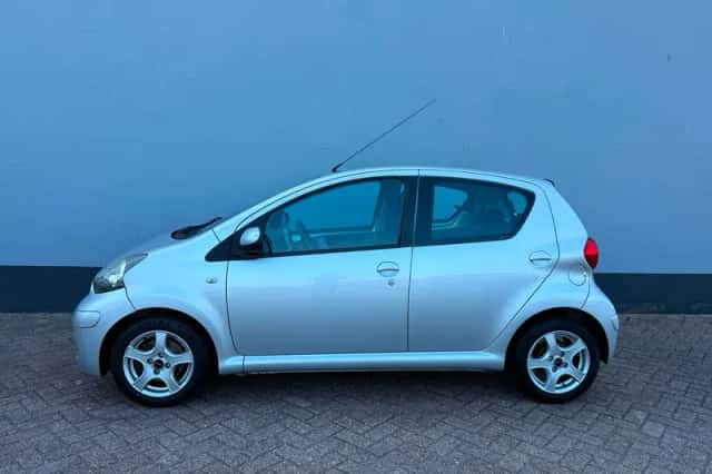 Toyota Aygo (2010) thumbnail 2